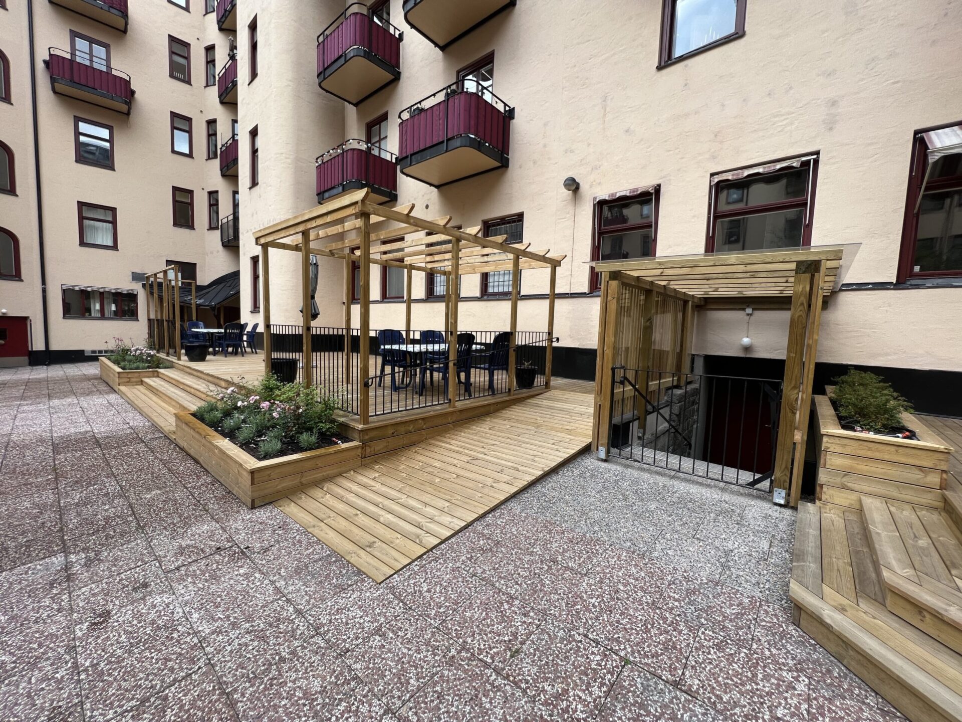 En uteplats i konstruktion på en innergård